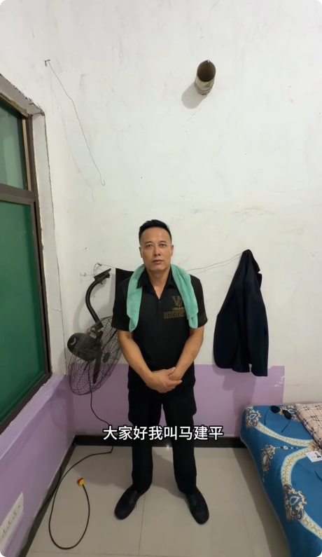 意外走红的烤肉师傅撞脸马斯克 第一条视频点赞21万