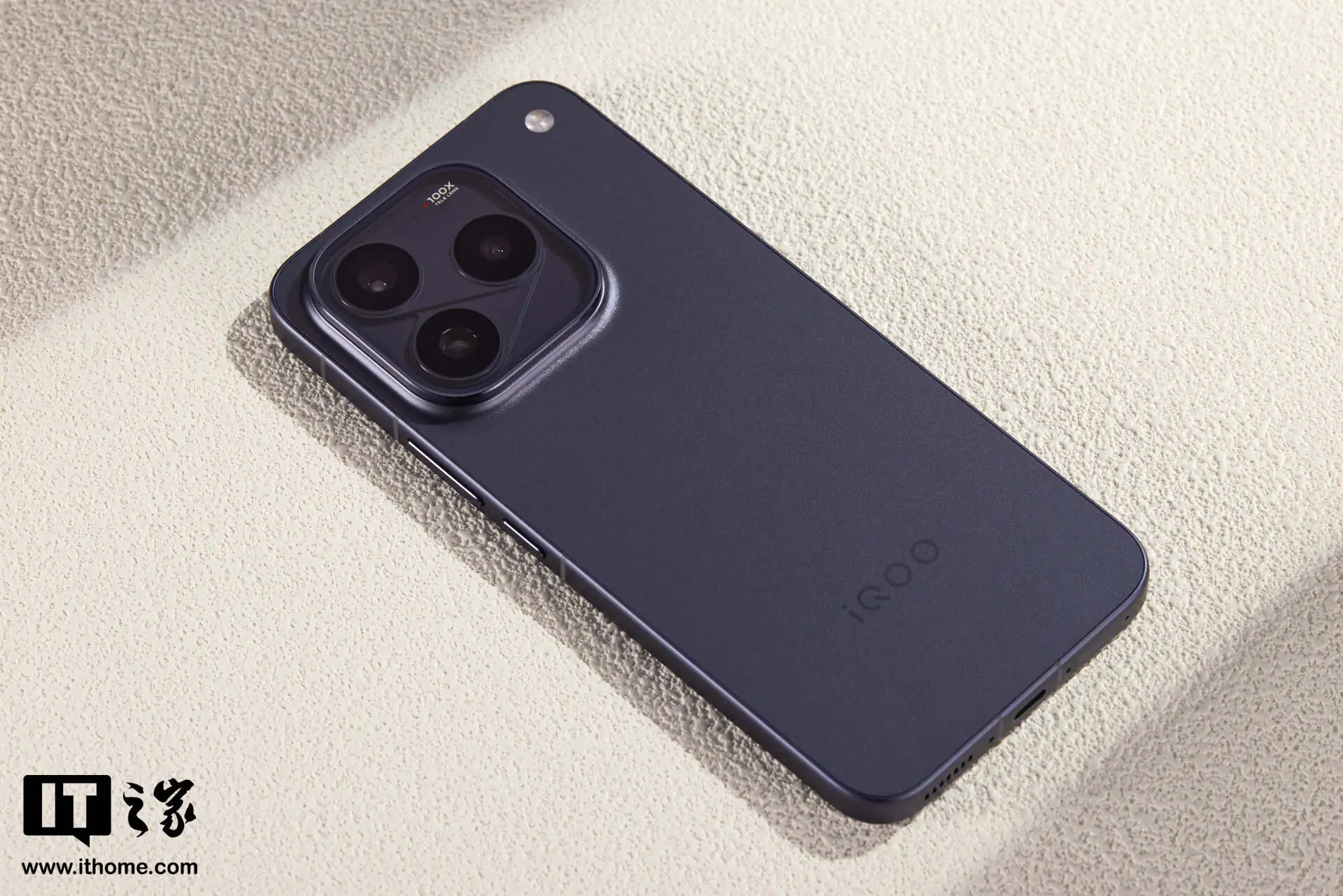 _【IT之家开箱】iQOO 16「赛道」配色图赏：F1“刷紫”之上，重新设计“领航标”_【IT之家开箱】iQOO 16「赛道」配色图赏：F1“刷紫”之上，重新设计“领航标”
