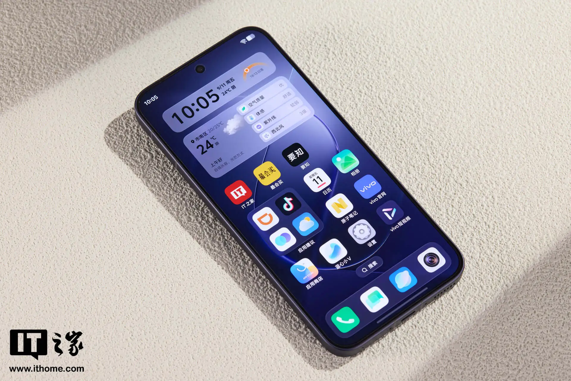 【IT之家开箱】iQOO 16「赛道」配色图赏：F1“刷紫”之上，重新设计“领航标”__【IT之家开箱】iQOO 16「赛道」配色图赏：F1“刷紫”之上，重新设计“领航标”