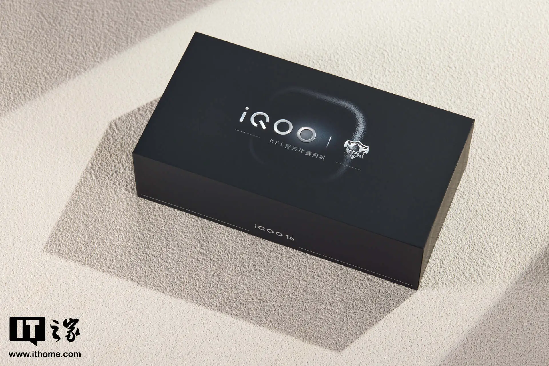 【IT之家开箱】iQOO 16「赛道」配色图赏：F1“刷紫”之上，重新设计“领航标”__【IT之家开箱】iQOO 16「赛道」配色图赏：F1“刷紫”之上，重新设计“领航标”