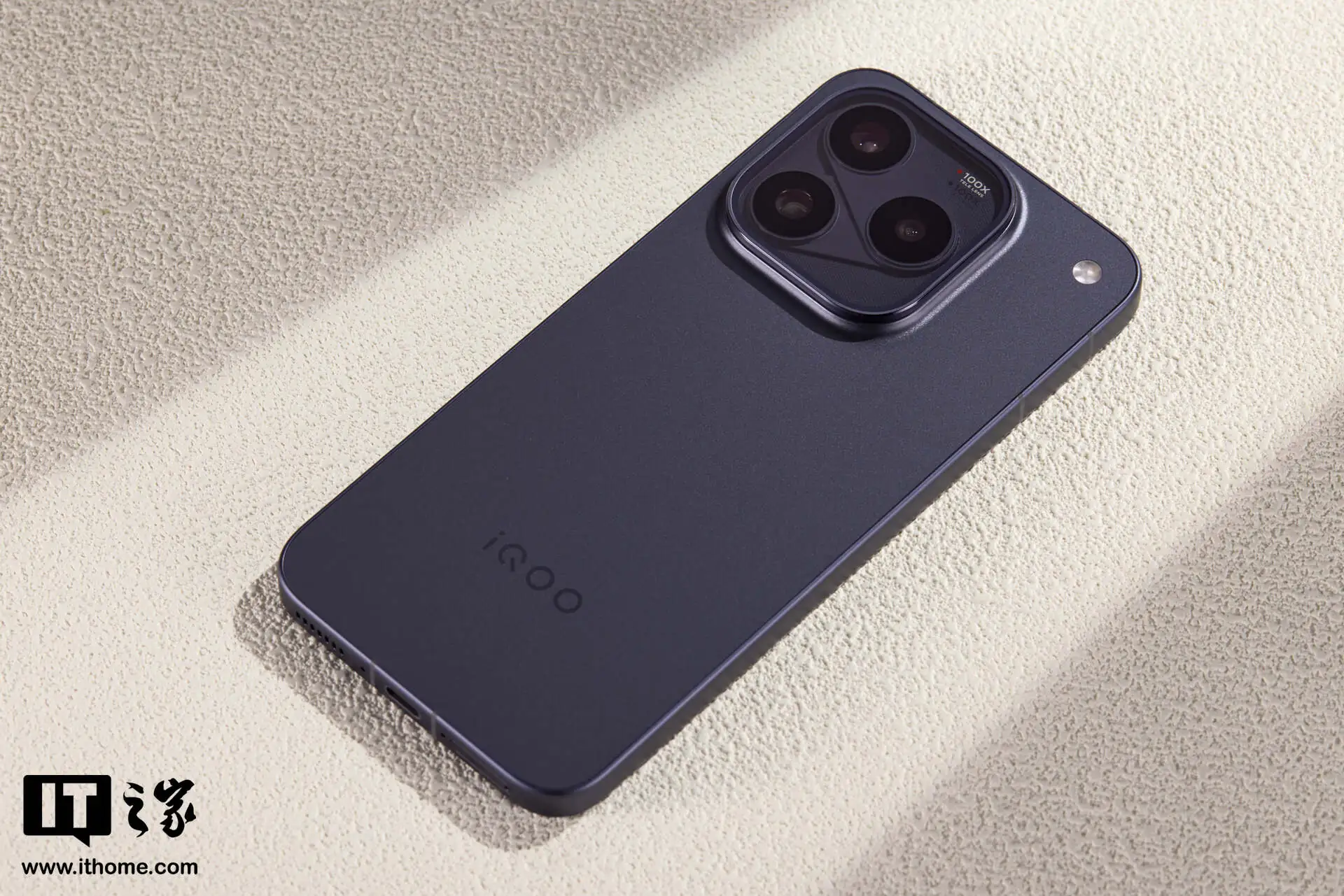 【IT之家开箱】iQOO 16「赛道」配色图赏：F1“刷紫”之上，重新设计“领航标”__【IT之家开箱】iQOO 16「赛道」配色图赏：F1“刷紫”之上，重新设计“领航标”