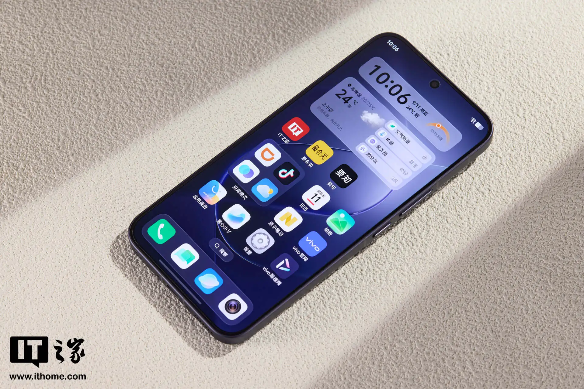 【IT之家开箱】iQOO 16「赛道」配色图赏：F1“刷紫”之上，重新设计“领航标”_【IT之家开箱】iQOO 16「赛道」配色图赏：F1“刷紫”之上，重新设计“领航标”_
