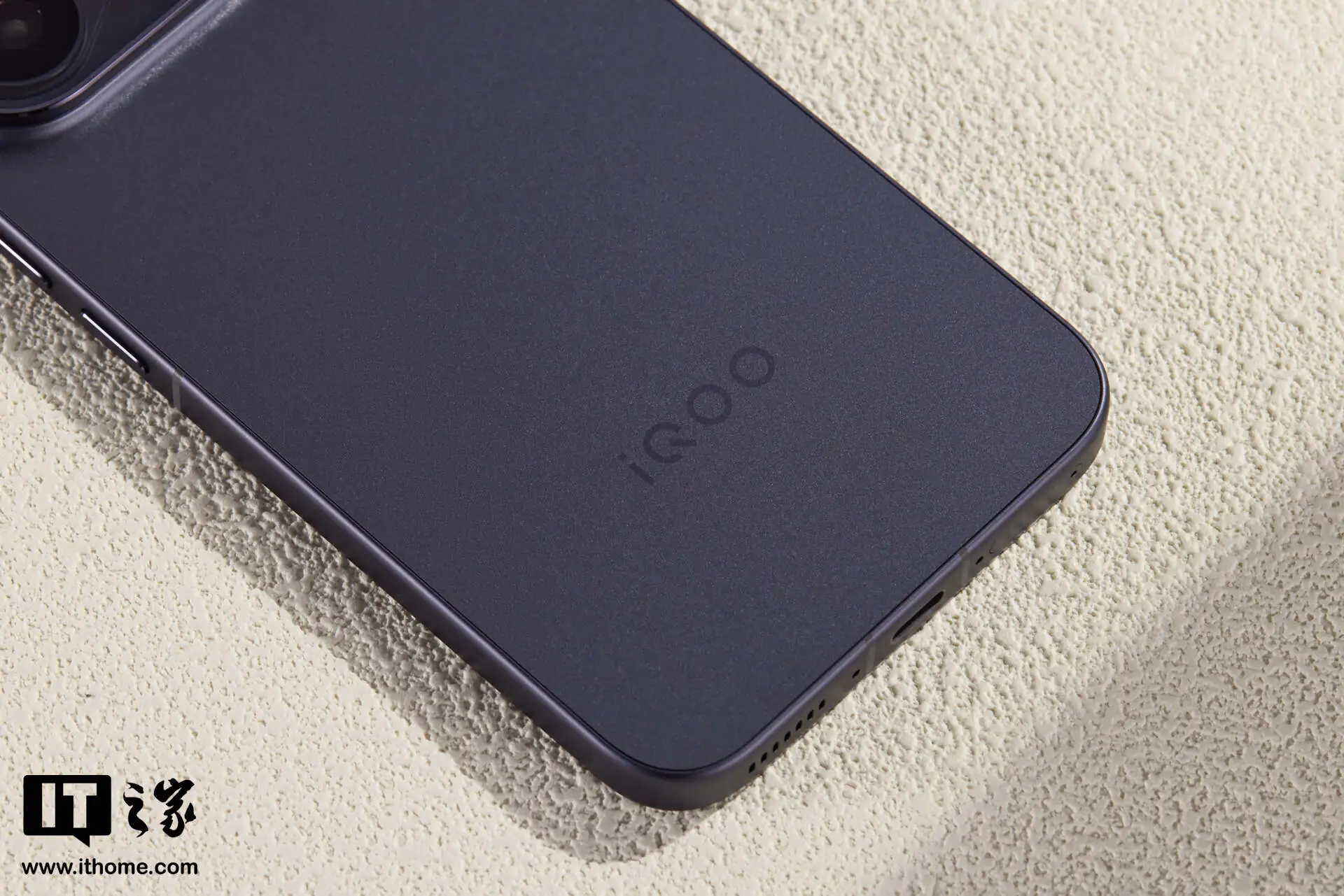 【IT之家开箱】iQOO 16「赛道」配色图赏：F1“刷紫”之上，重新设计“领航标”_【IT之家开箱】iQOO 16「赛道」配色图赏：F1“刷紫”之上，重新设计“领航标”_