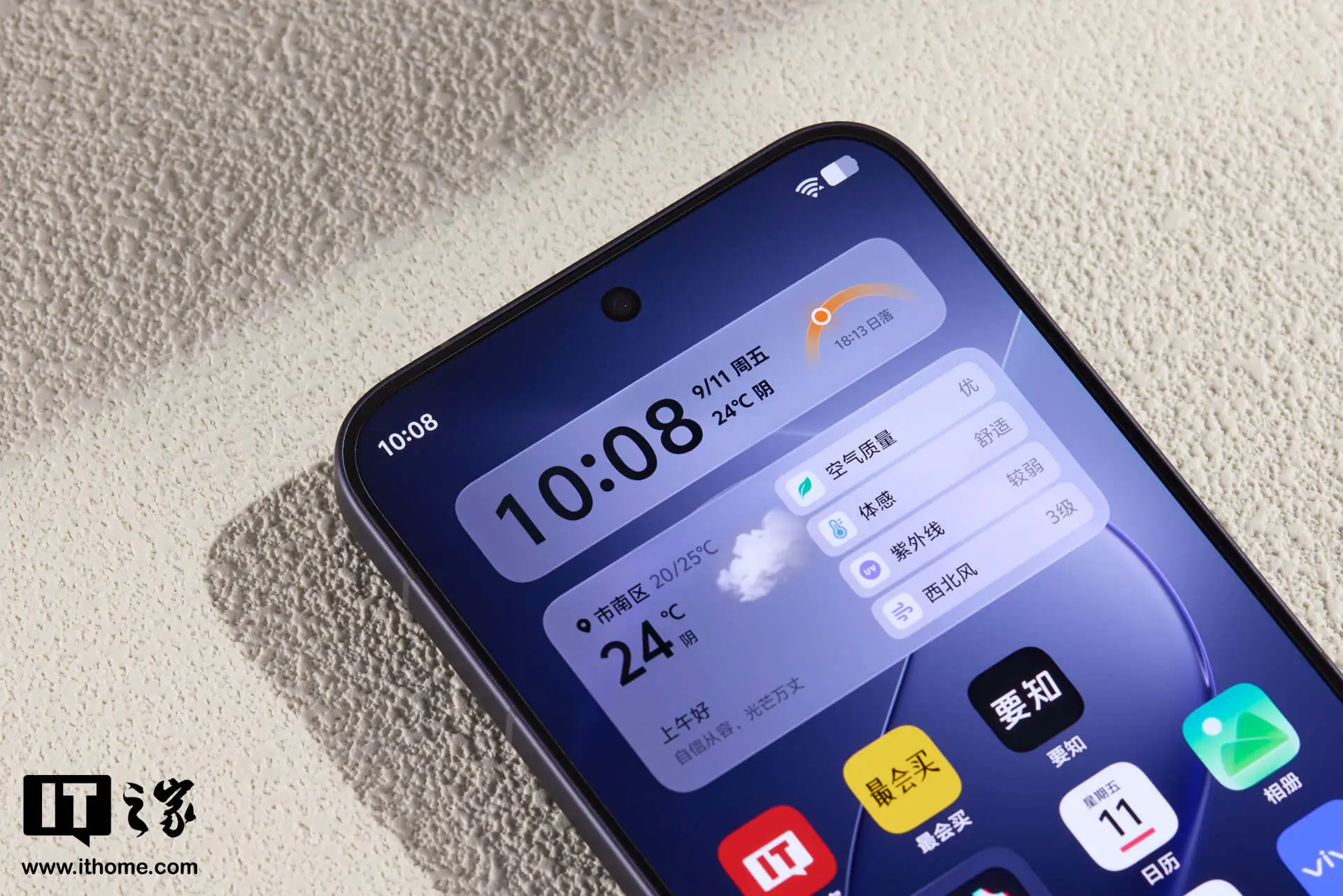 【IT之家开箱】iQOO 16「赛道」配色图赏：F1“刷紫”之上，重新设计“领航标”__【IT之家开箱】iQOO 16「赛道」配色图赏：F1“刷紫”之上，重新设计“领航标”