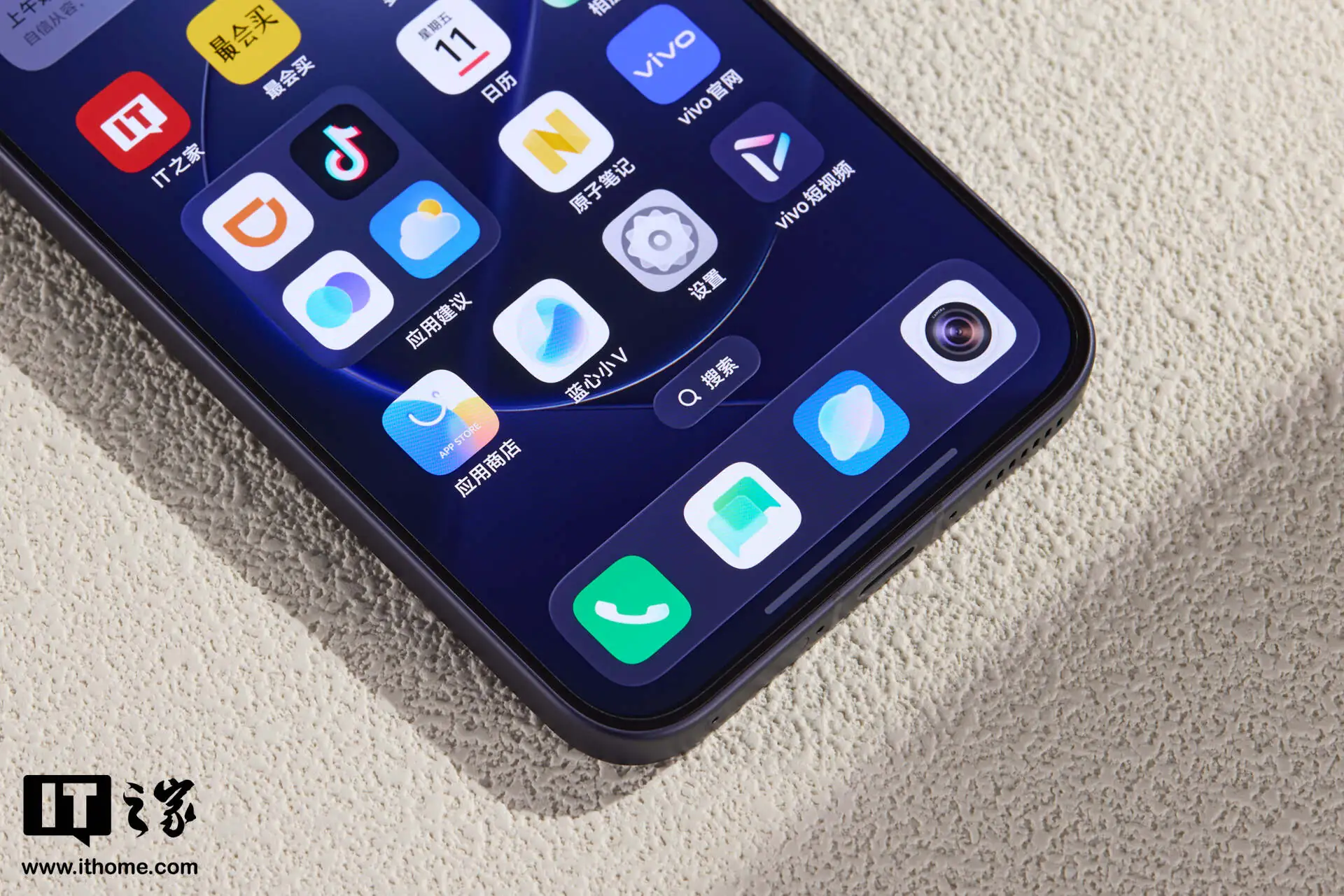 _【IT之家开箱】iQOO 16「赛道」配色图赏：F1“刷紫”之上，重新设计“领航标”_【IT之家开箱】iQOO 16「赛道」配色图赏：F1“刷紫”之上，重新设计“领航标”