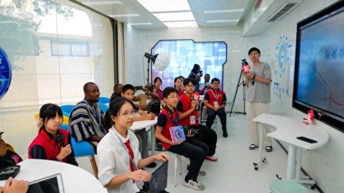 _“一平米博物馆”到AI校本课程:梅陇实验中学STEM实践亮相中非交流活动_“一平米博物馆”到AI校本课程:梅陇实验中学STEM实践亮相中非交流活动