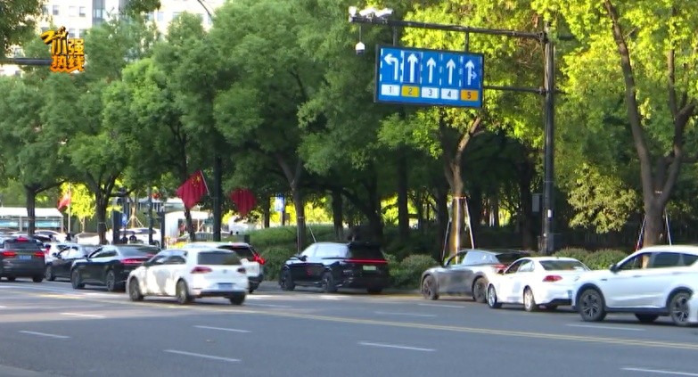 “不坐就滚下去！”两个女儿坐顺风车半路被赶下车，父亲气炸：我都急得跳起来了__“不坐就滚下去！”两个女儿坐顺风车半路被赶下车，父亲气炸：我都急得跳起来了