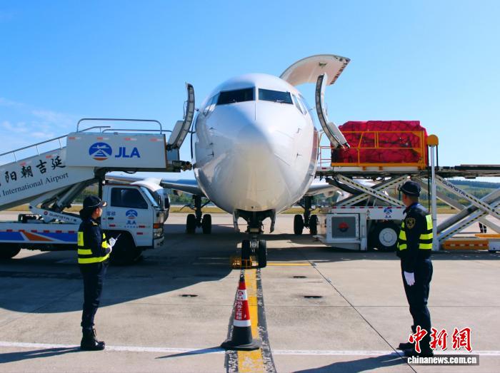 中国首条帝王蟹出口包机开通，珲春至5小时直飞香港